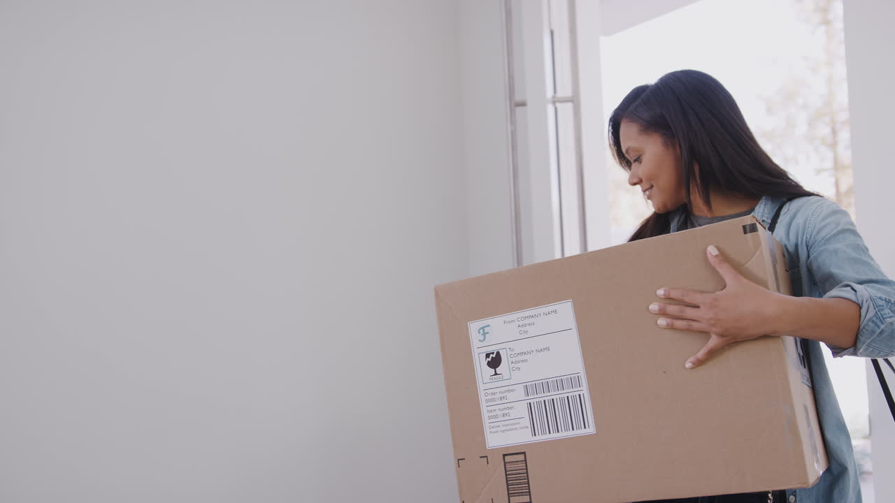 la mujer abre la puerta de la casa y trae la entrega de comida por mensajero desde la puerta