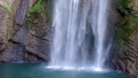 Nahaufnahme-Des-Atemberaubenden-Dokomali-Wasserfalls-Vor-Felsigem-Gelände,-Der-In-Ein-Wasserbecken-Mit-Nebliger-Gischt-Im-Abgelegenen-Ermera-Distrikt-Von-Timor-Leste-In-Südostasien-Fällt