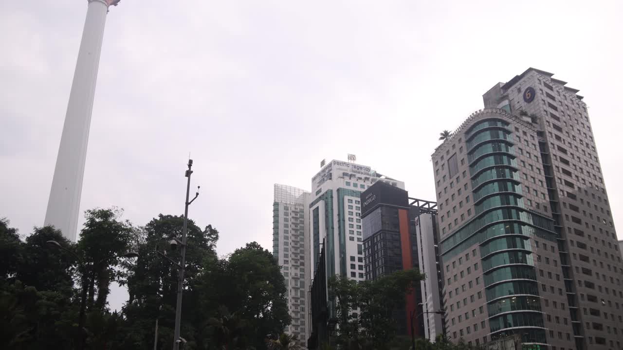 torre kl en medio del horizonte de la ciudad en kuala lumpur, malasia