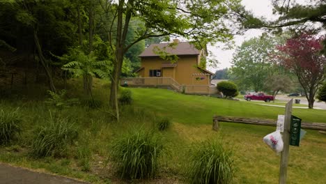 Weg-Von-Einem-Gepflasterten-Waldweg-Hin-Zu-Einem-örtlichen-Park