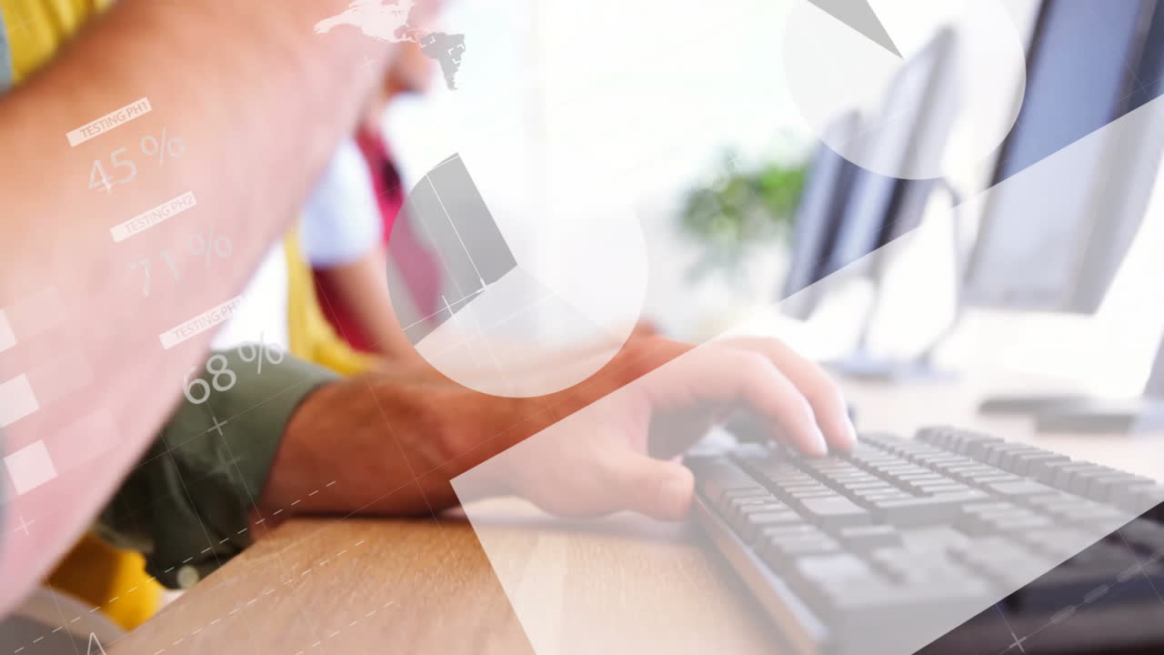 animación del procesamiento de datos financieros sobre diversas personas de negocios que usan auriculares telefónicos