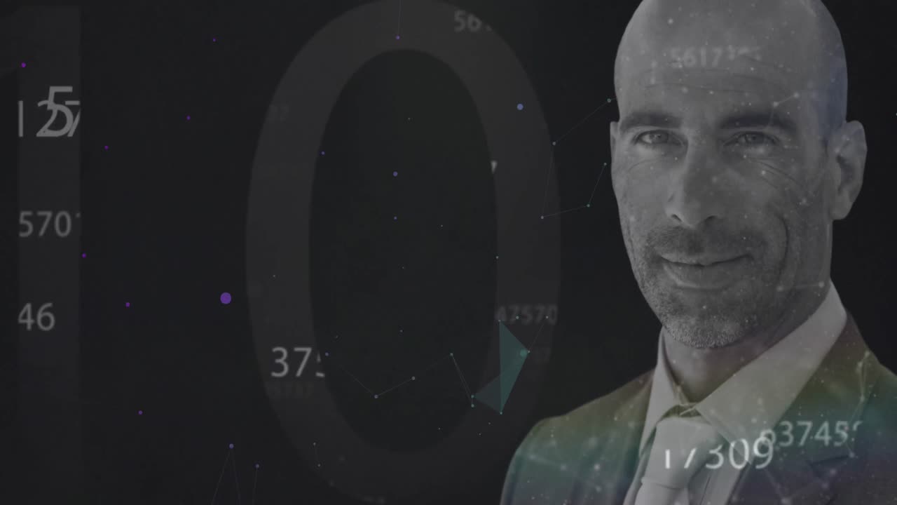 연결 네트워크에 맞서 미소 짓는 남자가 여러 번 번호를 바꾸고 있습니다.