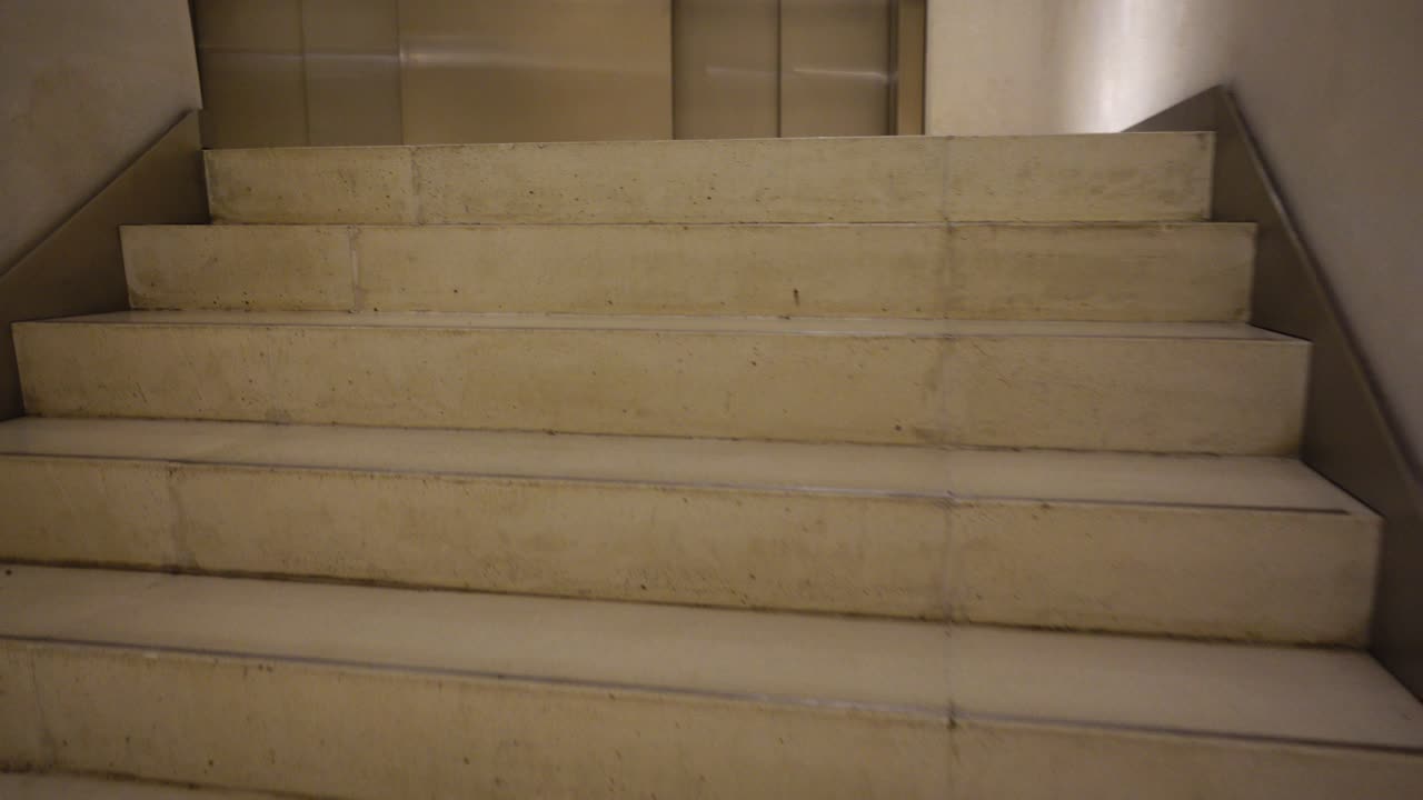 Movimento na escadaria em espiral. Filmagem em movimento
