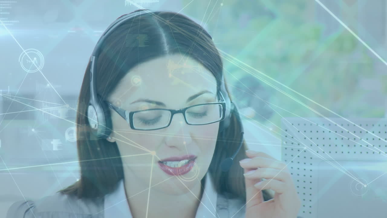 red de conexiones contra la mujer caucásica ejecutiva de atención al cliente hablando por auricular telefónico