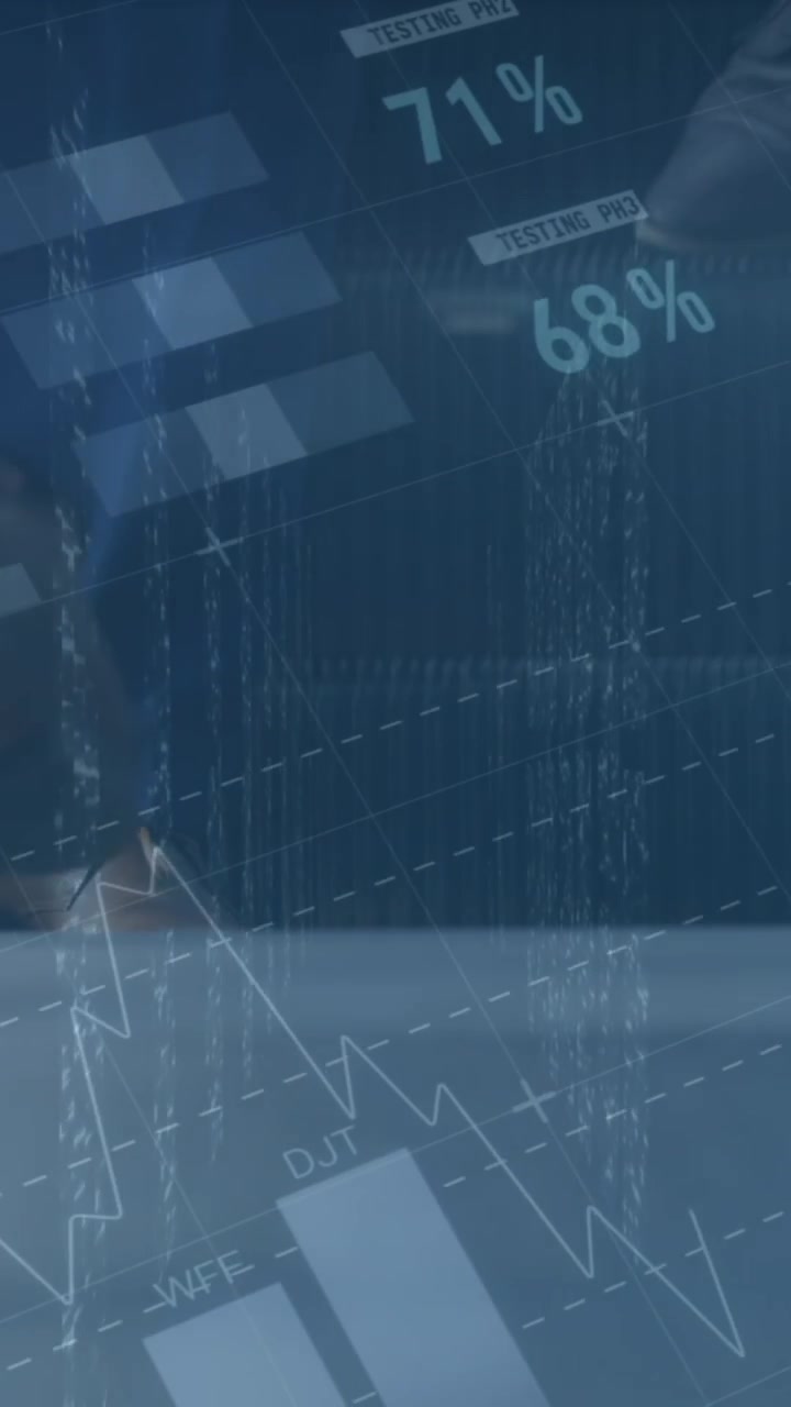 Animazione di dati finanziari e grafici su gambe di persone d'affari di diversa provenienza che camminano