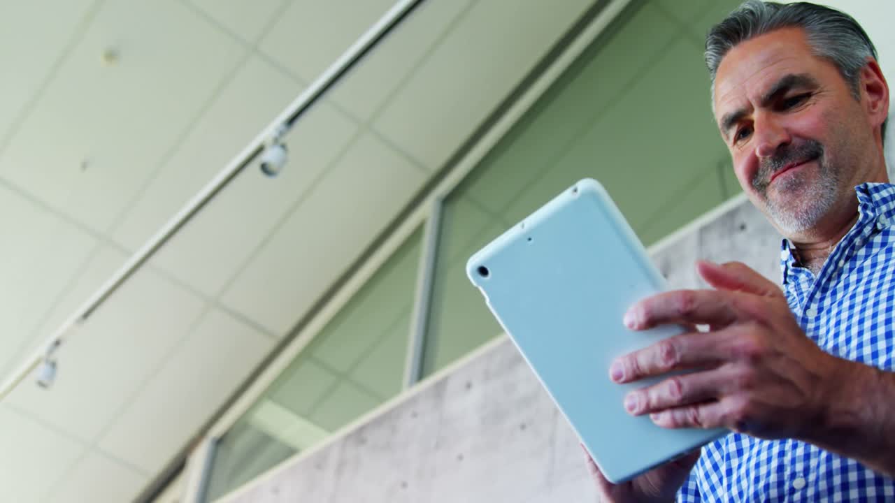 ejecutivo usando tableta digital en la oficina 4k