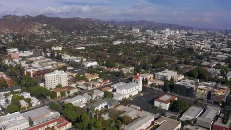 Toma-Aérea-Panorámica-Sobre-El-Vecindario-De-West-Hollywood-Con-Hollywood-En-La-Distancia