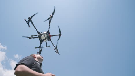 drone pulverizador vuela sobre el campo agrícola. drone agrícola para rociar fertilizante en el cielo azul. agricultura inteligente y agricultura de precisión