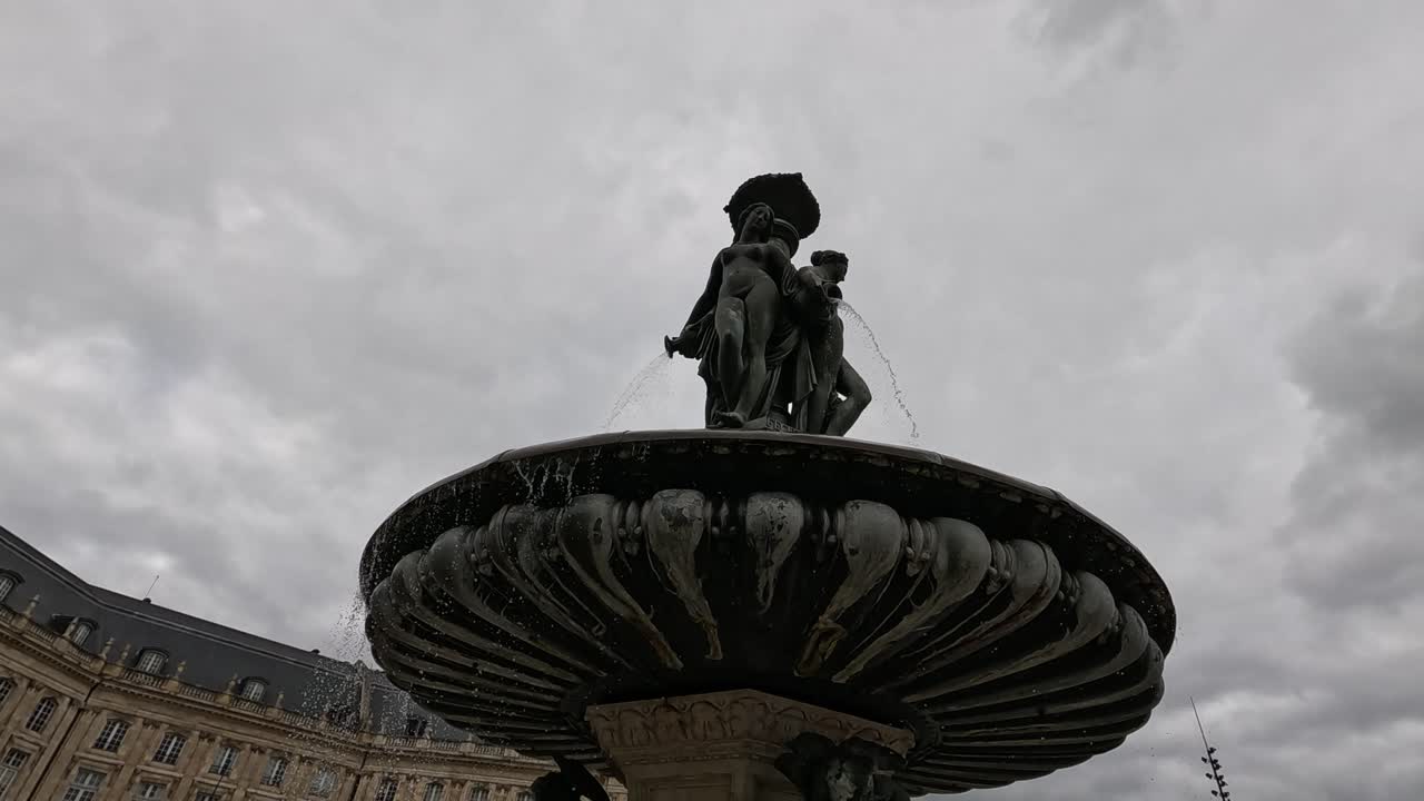 물 위 와 물 아래 에서 분수 를 탐사 하는 것