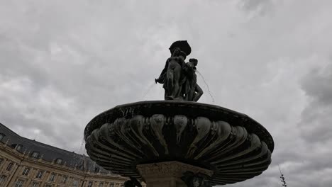 explorando una fuente por encima y por debajo del agua