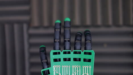 un robot gesticulando