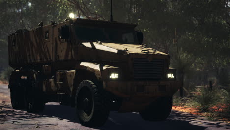 vehículo blindado de convoy en la carretera
