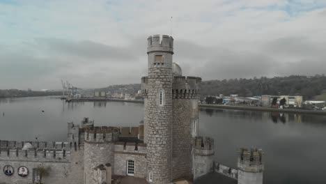 Una-Toma-Aérea-De-Un-Castillo-En-Irlanda