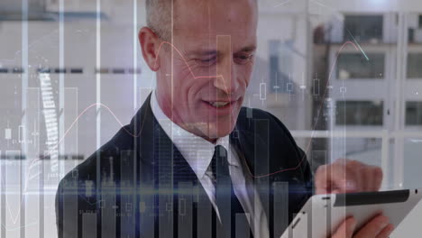 animación de gráficos y edificios modernos, sonriente hombre de negocios caucásico desplazándose en la tableta digital