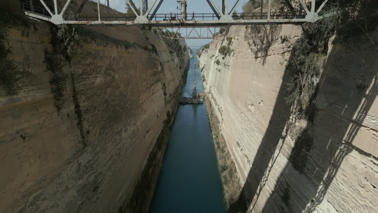 imágenes de drones en corinto, grecia, capturando un vuelo hipnotizante bajo el puente en el canal de corinto