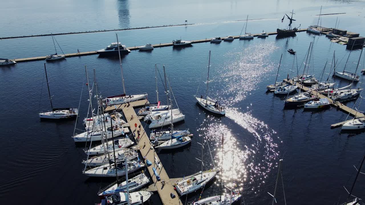 el velero sale con gracia del puerto, el agua brilla a la luz del sol, riga, letonia