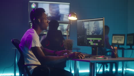 editor de video en una suite de postproducción