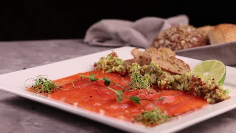 salmón ahumado con guacamole y tostadas