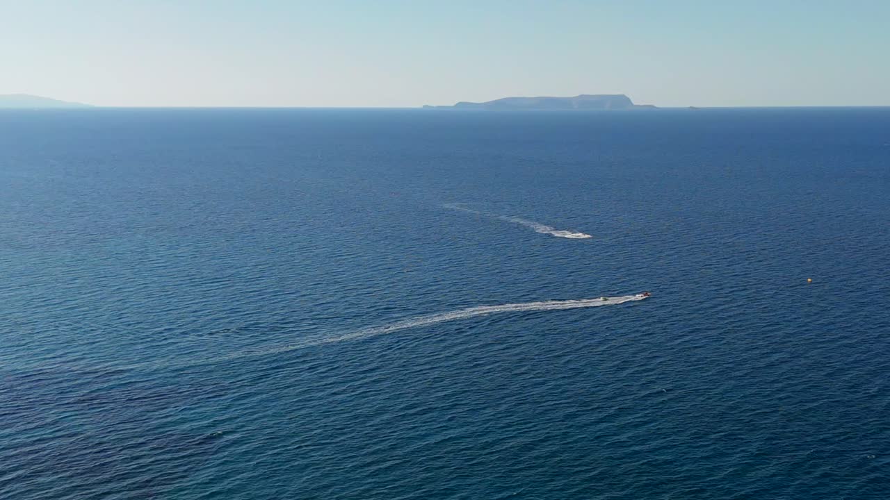 그리스 의 크레타 섬 근처 에 있는 거대한 푸른 바다 를 가로질러 길 을 떠나는 배 들