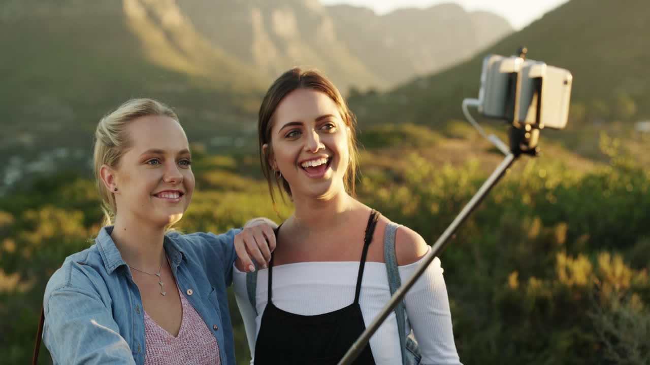 dos mejores amigas tomando una selfie usando