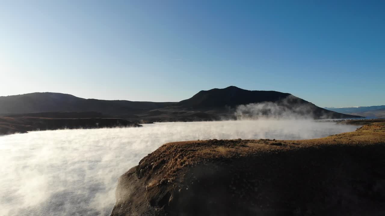 niebla de la mañana saliendo de steamboat springs, colorado, ee.uu.