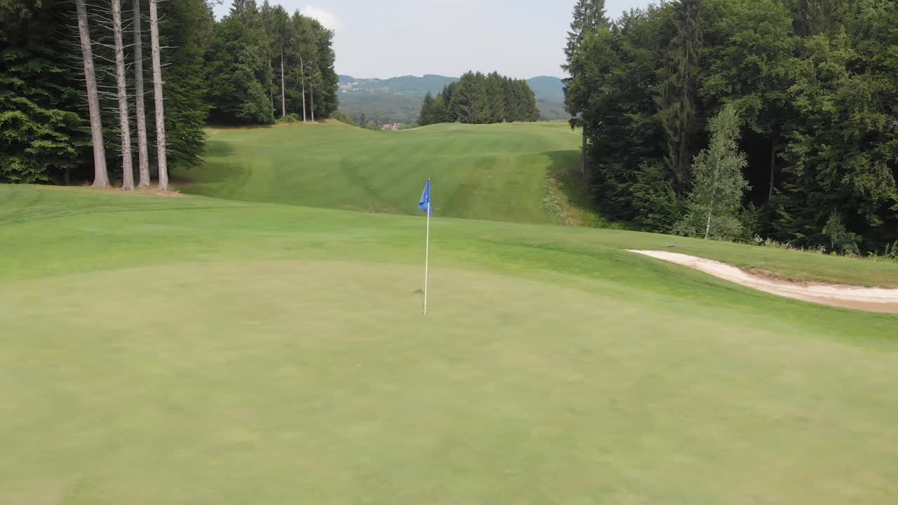 슬로베니아의 숲 한가운데 있는 골프 코스 리뷰