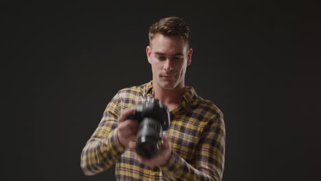 man met een camera