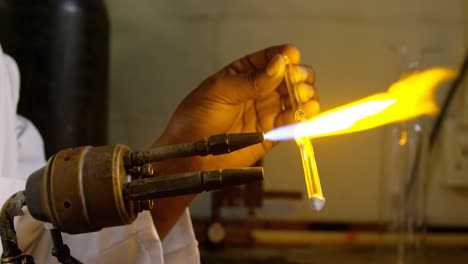 primer plano de un trabajador que crea vidrio en una fábrica de vidrio 4k