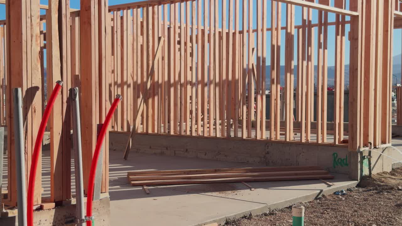 Lenta panoramica orizzontale della struttura muraria a vista e delle fondamenta in una costruzione di casa in corso