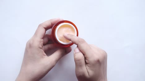 la aplicación de crema facial
