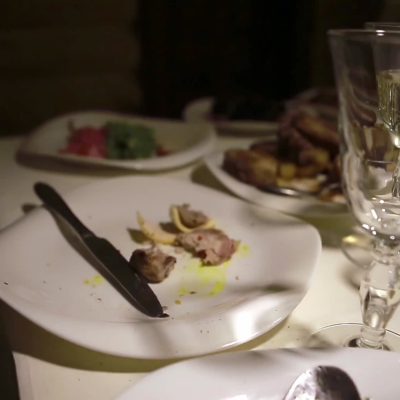 platos sucios en la mesa de comida