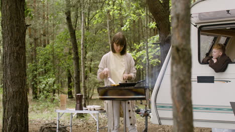 Glückliche-Nomadenfamilie,-Die-Gemeinsam-Zeit-Auf-Dem-Campingplatz-Im-Wald-Verbringt