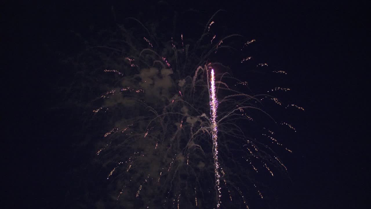 coloridos fuegos artificiales explotando en el cielo nocturno sobre la ciudad de turku en finlandia
