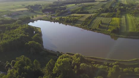 Toma-Aérea-Descendente-De-Campos-De-Arroz-Inundados-En-Polonia-Durante-La-Puesta-De-Sol