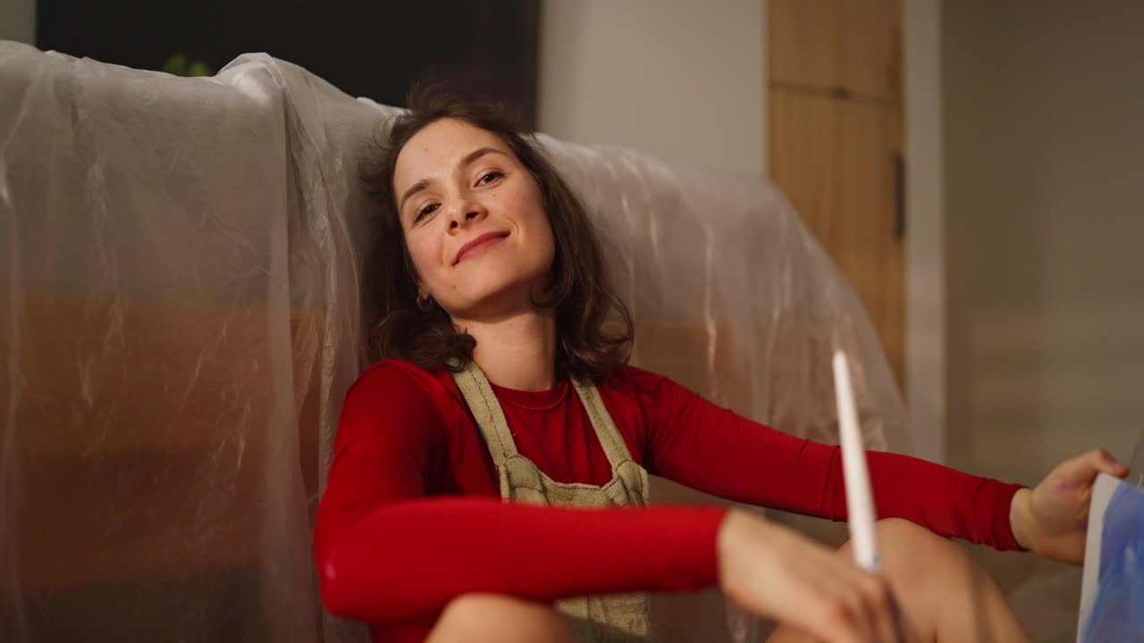 리모델링 중에 집에서 그림을 그리는 여자