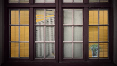 ventanas de madera vintage con persianas venecianas
