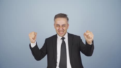 un hombre de negocios aplaudiendo.