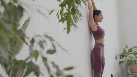 yogi mujer estirando su cuerpo