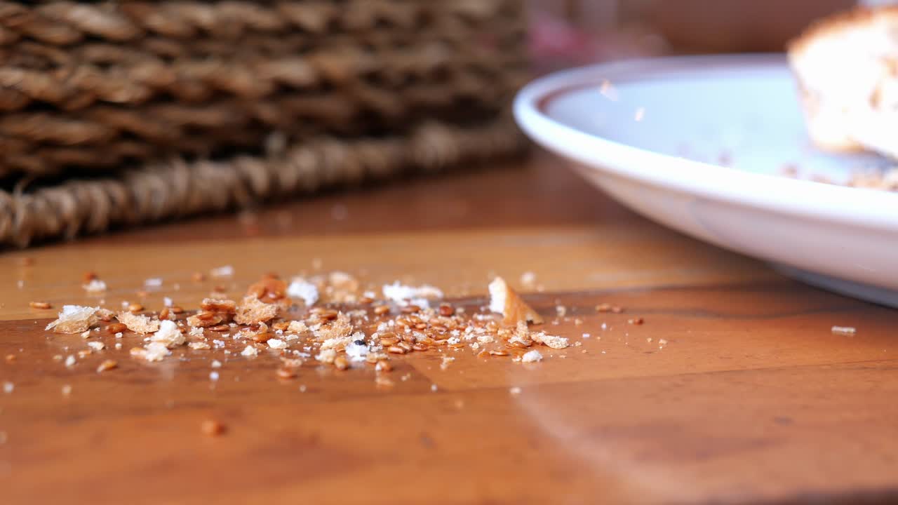 나무 테이블 에 있는  어리