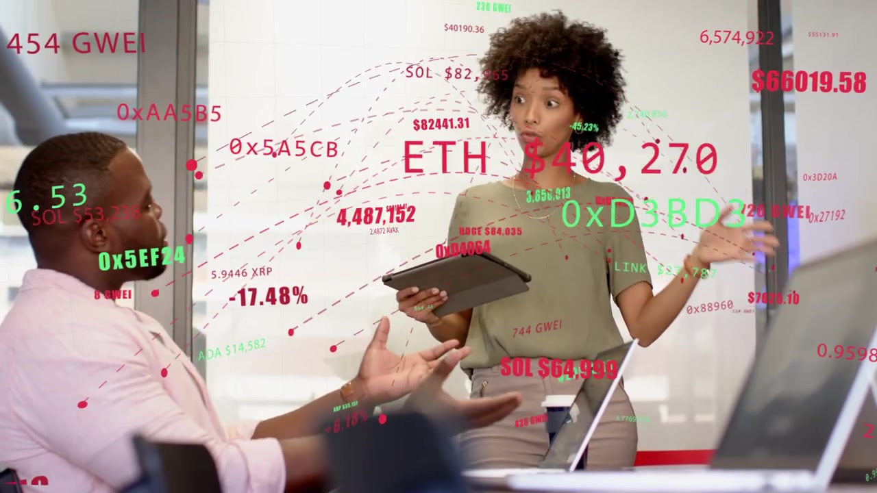 Femme debout avec une tablette, parlant à un homme, montrant des données de cryptomonnaies et des graphiques animés facilitant les décisions.