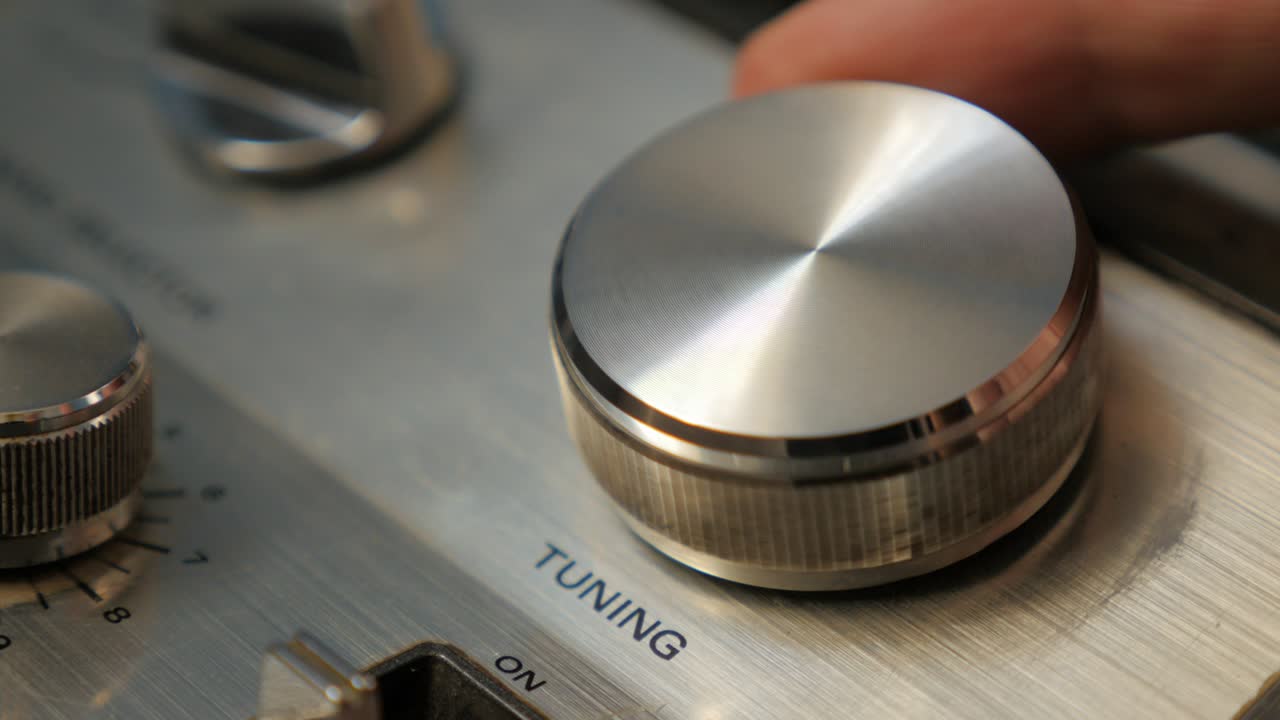 튜너 다이얼을 회전시켜 수신기에 fm 라디오 방송국을 튜닝 4k 클로즈업