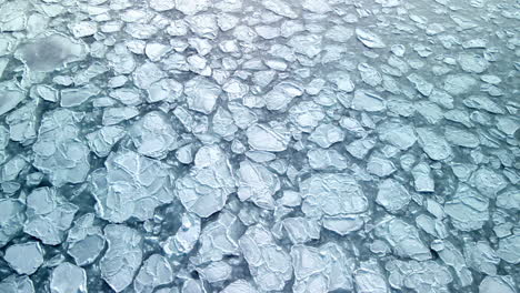 cubierta de hielo en el océano en perce, quebec durante el invierno