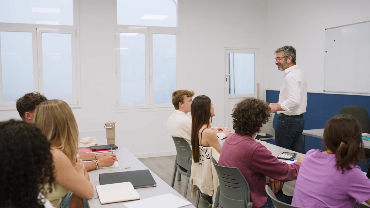 Profesor dando una conferencia a estudiantes diversos en un aula moderna