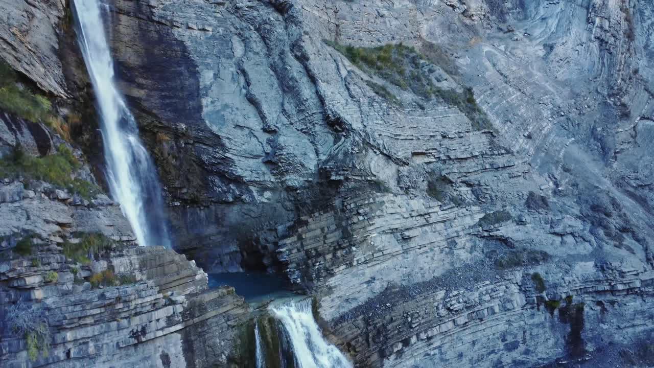 cascada rápida que fluye a través de la pendiente de un acantilado rocoso