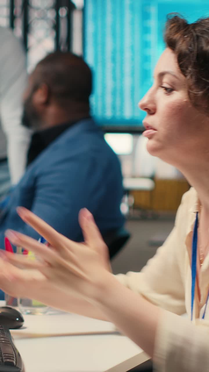 Video verticale: Consulente donna stressata che osserva le tendenze di crollo azionario e il calo del mercato