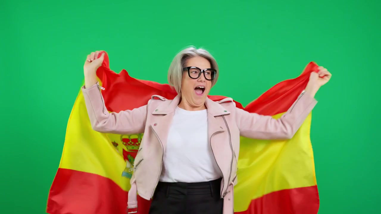 Tifoso spagnolo adulto che celebra una vittoria su green screen.