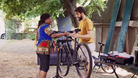 ajuste de la bicicleta por pareja multiétnica