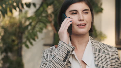 Mujer-Elegante-Haciendo-Una-Llamada-De-Negocios-Al-Aire-Libre.