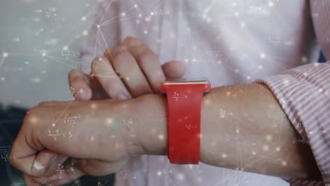 animación de la red de comunicación y ecuaciones sobre mujer caucásica usando reloj inteligente