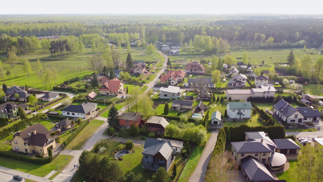 Private hjem i Balozi by i Letland, luftfoto fra drone.